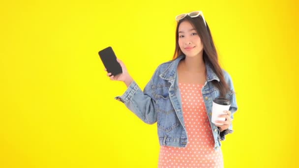 Imagens Bela Mulher Asiática Com Xícara Papel Café Smartphone — Vídeo de Stock