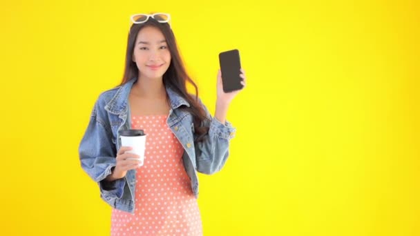 Metraje Hermosa Mujer Asiática Con Taza Papel Café Teléfono Inteligente — Vídeo de stock
