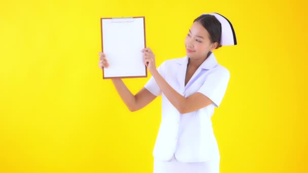 Footage Beautiful Asian Female Doctor Clipboard Yellow — Stock Video