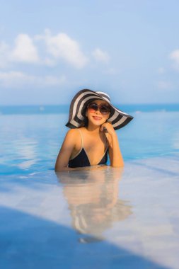 Güzel bir Asyalı kadın portresi. Tatilde dinlenmek için otel havuzunda dinleniyor.