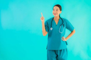 Güzel, genç Asyalı doktor kadının portresi. Hastane ve klinikte çalışmak için mutlu bir gülümseme.