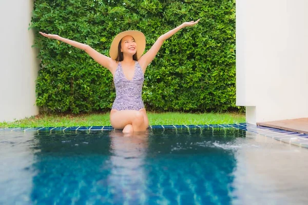 Retrato Bonito Jovem Asiático Mulher Feliz Sorriso Relaxar Redor Piscina — Fotografia de Stock