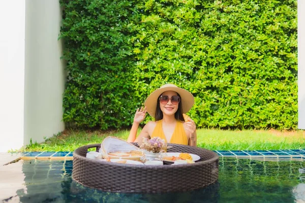 아름다운 아시아 리조트 수영장에서 떠다니는 식사로 긴장을 — 스톡 사진