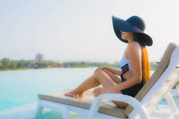 Portrait Belle Jeune Femme Asiatique Sourire Heureux Détendre Autour Piscine — Photo