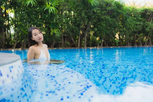 Krásný Portrét Mladá Asijka Šťastný Úsměv Relax Kolem Bazénu Resort — Stock fotografie