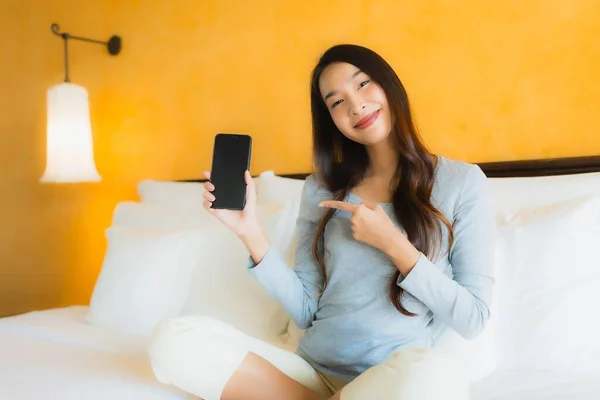 Portrait Belle Jeune Femme Asiatique Utilisant Téléphone Portable Sur Lit — Photo