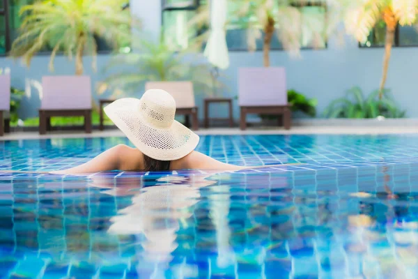 Retrato Hermosa Joven Mujer Asiática Relajarse Alrededor Piscina Complejo Hotelero — Foto de Stock