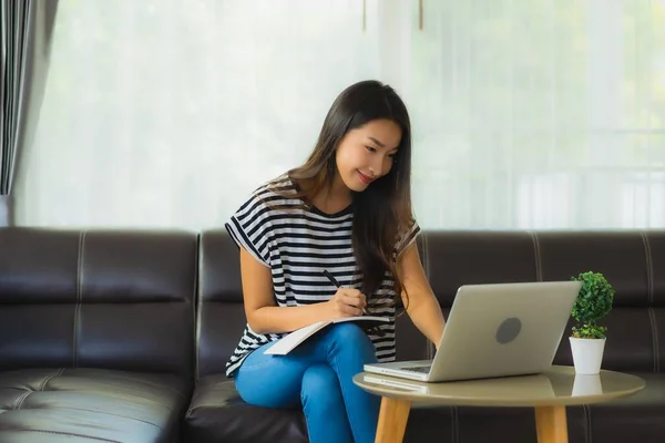 Portrait Schöne Junge Asiatische Frau Mit Laptop Oder Computer Notizbuch — Stockfoto