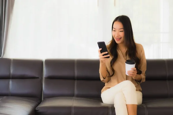 Портрет Красивая Молодая Азиатская Женщина Использовать Мобильный Смартфон Сотовый Телефон — стоковое фото