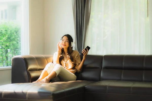 Retrato Hermosa Joven Asiática Uso Teléfono Inteligente Celular Sofá Con —  Fotos de Stock