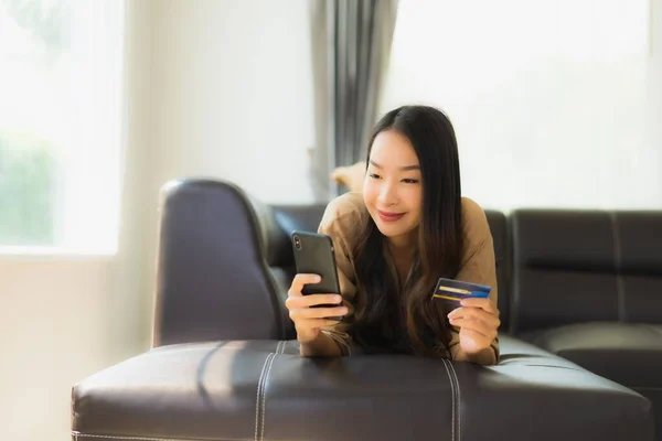 Portret Mooie Jonge Aziatische Vrouw Met Behulp Van Smartphone Mobiele — Stockfoto