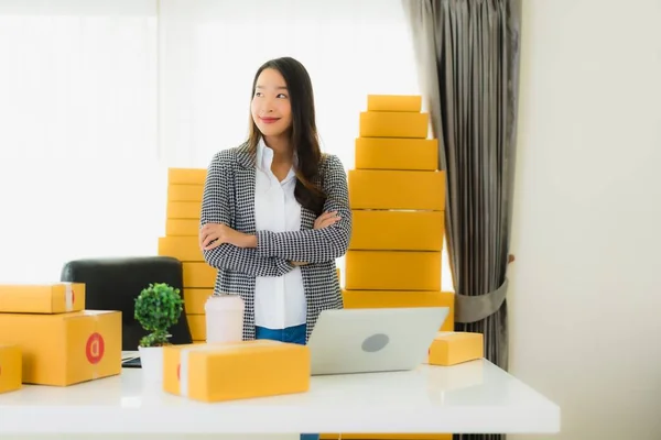 Portret Mooie Jonge Aziatische Zakenvrouw Werk Vanuit Huis Met Laptop — Stockfoto