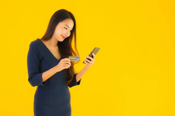 Portret Pięknej Młodej Azjatyckiej Kobiety Smartfonem Lub Telefonem Komórkowym Kartą — Zdjęcie stockowe