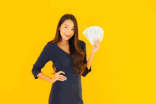 Retrato Bonito Jovem Asiático Mulher Com Dinheiro Dinheiro Amarelo Isolado — Fotografia de Stock