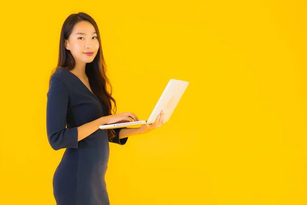 Retrato Hermosa Joven Asiática Mujer Con Portátil Computadora Amarillo Aislado —  Fotos de Stock