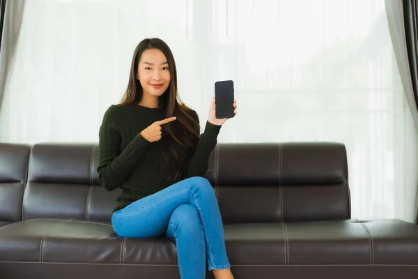 Porträtt Vacker Ung Asiatisk Kvinna Använder Smart Mobiltelefon Eller Mobiltelefon — Stockfoto