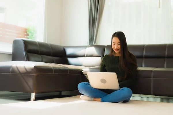 Porträt Schöne Junge Asiatische Frau Verwenden Laptop Computer Mit Sofa — Stockfoto