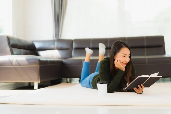 Retrato Hermosa Joven Asiática Mujer Leer Libro Con Taza Café — Foto de Stock