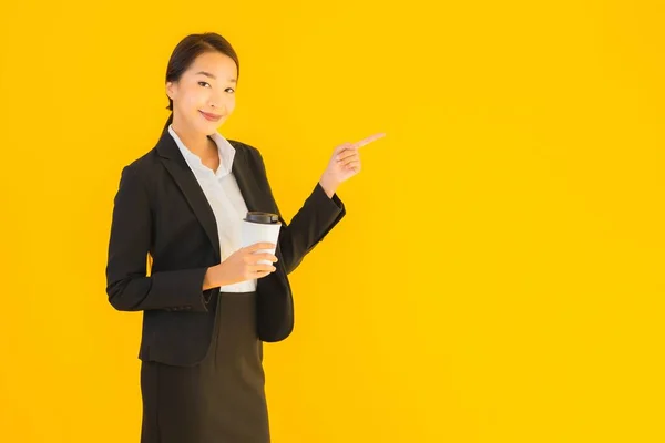 Портрет Красивый Молодой Бизнес Азиатской Женщины Смартфоном Кофейной Чашкой Желтом — стоковое фото