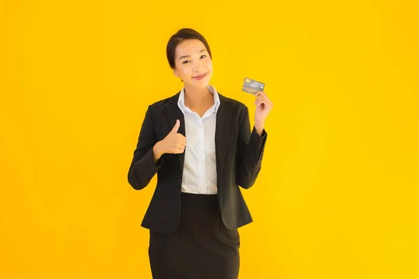 Retrato Bonito Jovem Negócio Asiático Mulher Com Cartão Crédito Amarelo — Fotografia de Stock