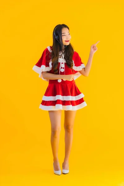 Portret Mooie Jonge Aziatische Vrouw Dragen Kerst Kleding Hoed Met — Stockfoto