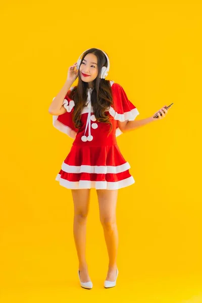 Ritratto Bello Giovane Asiatico Natale Vestiti Cappello Ascoltare Musica Con — Foto Stock