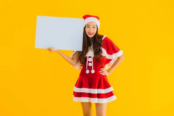 Πορτρέτο Όμορφη Νεαρή Ασιατική Γυναίκα Χριστούγεννα Ρούχα Και Καπέλο Χαμόγελο — Φωτογραφία Αρχείου