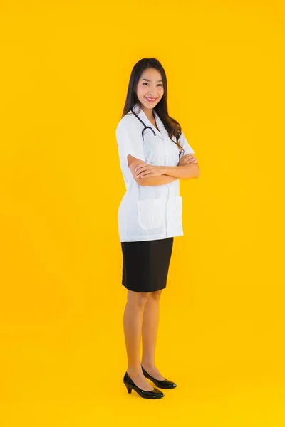 Portret Piękny Młody Azji Lekarz Kobieta Uśmiech Szczęśliwy Praca Szpital — Zdjęcie stockowe