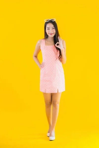 Πορτρέτο Όμορφη Νεαρή Ασιατική Γυναίκα Χαμόγελο Ευτυχισμένη Κίτρινο Απομονωμένο Φόντο — Φωτογραφία Αρχείου