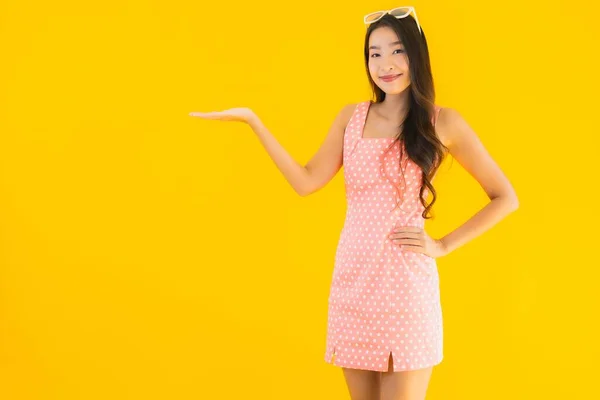 Retrato Bonito Jovem Asiático Mulher Sorriso Feliz Amarelo Isolado Fundo — Fotografia de Stock