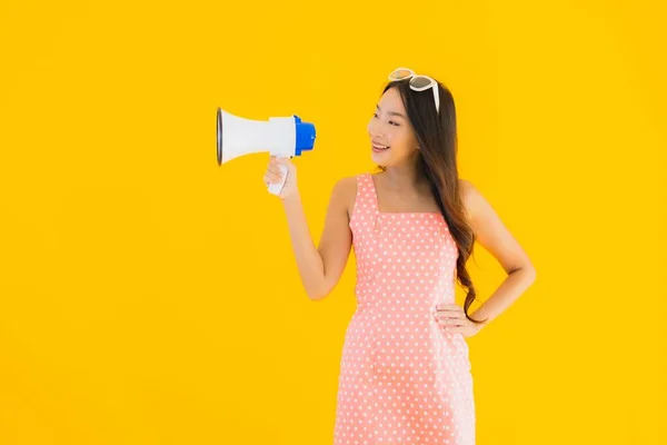 Porträt Schöne Junge Asiatische Frau Sprechen Laut Mit Megafon Auf — Stockfoto