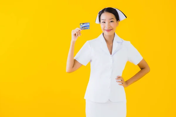 Retrato Bonito Jovem Asiático Mulher Tailandês Enfermeira Com Cartão Crédito — Fotografia de Stock