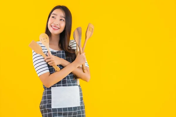 Portret Mooie Jonge Aziatische Vrouw Dragen Schort Met Zwarte Pan — Stockfoto