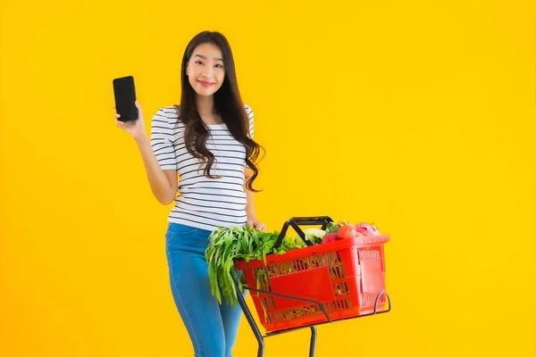 Retrato Bonito Jovem Asiático Mulher Compras Supermercado Carrinho Com Telefone — Fotografia de Stock
