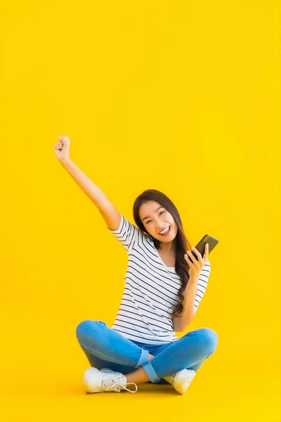 Retrato Bonito Jovem Asiático Mulher Sorriso Feliz Uso Inteligente Celular — Fotografia de Stock