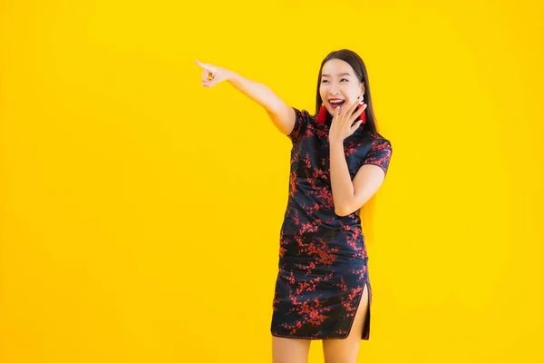 Porträt Schöne Junge Asiatische Frau Tragen Chinesisches Kleid Mit Aktion — Stockfoto