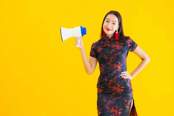 Portret Mooie Jonge Aziatische Vrouw Dragen Chinese Jurk Met Megafoon — Stockfoto