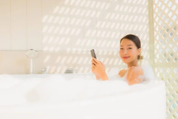 Retrato Joven Asiático Mujer Usando Inteligente Móvil Bañera Para Spa — Foto de Stock