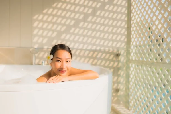 Retrato Joven Asiática Mujer Relajarse Tomar Baño Bañera Para Spa — Foto de Stock