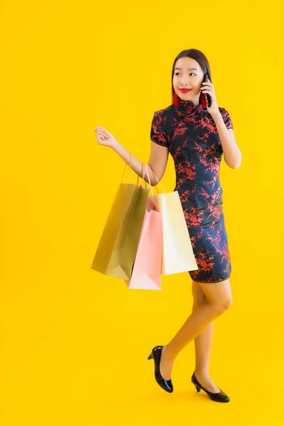 Retrato Hermosa Mujer Asiática Joven Usar Vestido Chino Con Bolsa — Foto de Stock