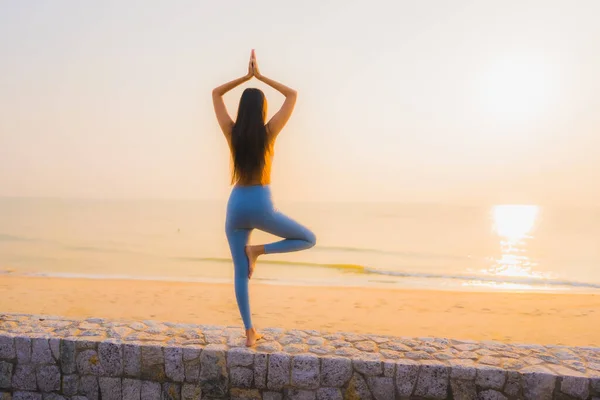 Retrato Jovem Mulher Asiática Fazer Meditação Torno Mar Praia Oceano — Fotografia de Stock