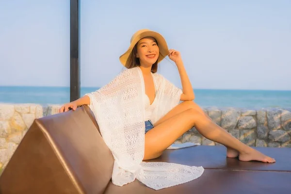 기사보기 아시아 여성이 즐거운 미소를 휴가를 보내기 바다에서 휴식을 취하는 — 스톡 사진