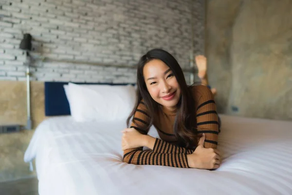 Jovem Asiático Mulher Feliz Sorriso Relaxar Cama Quarto Interior — Fotografia de Stock