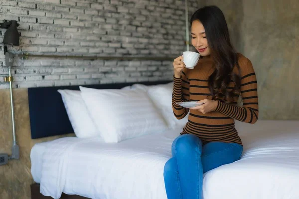 Junge Asiatische Frau Mit Kaffeetasse Auf Bett Schlafzimmer — Stockfoto