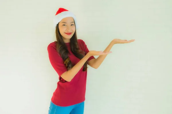 Retrato Hermosas Mujeres Asiáticas Jóvenes Con Sombrero Santa Para Celebración —  Fotos de Stock