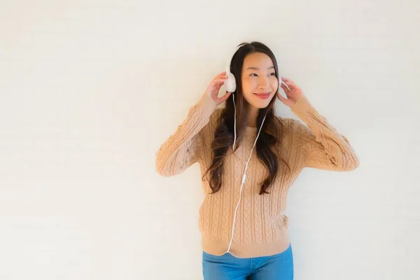 Portret Mooie Jonge Aziatische Vrouwen Gelukkig Genieten Met Muziek Luisteren — Stockfoto