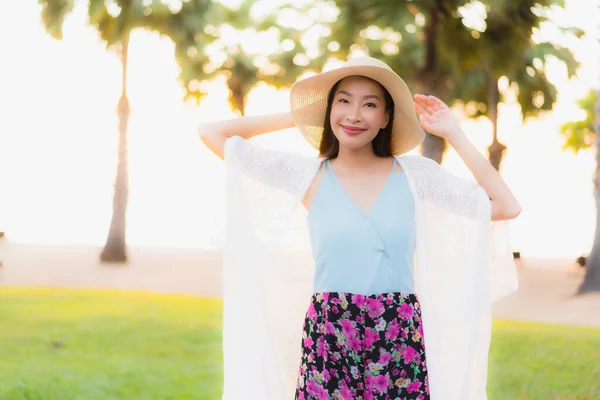 Retrato Bonito Jovem Asiático Mulheres Feliz Sorriso Relaxar Redor Praia — Fotografia de Stock