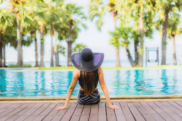 Retrato Hermosa Joven Asiático Mujeres Feliz Sonrisa Relajarse Alrededor Piscina — Foto de Stock