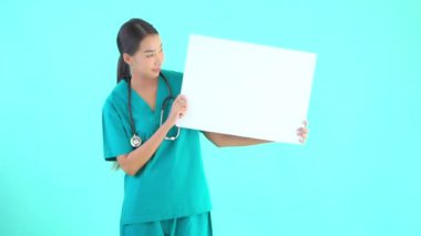 Güzel Asyalı kadın doktorun mavi üzerinde beyaz tahta tutarken çekilmiş görüntüleri.