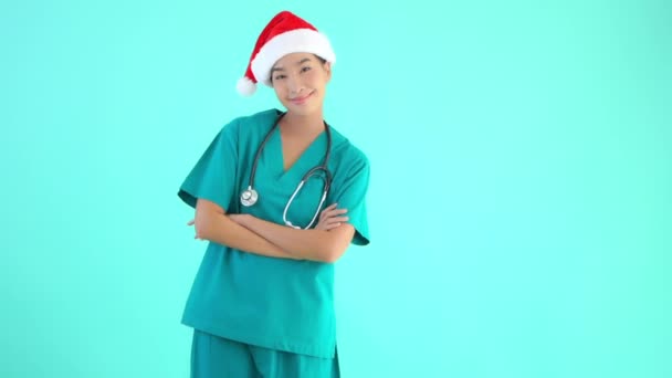 美丽的亚洲女医生的镜头 戴着蓝色的桑塔帽 — 图库视频影像